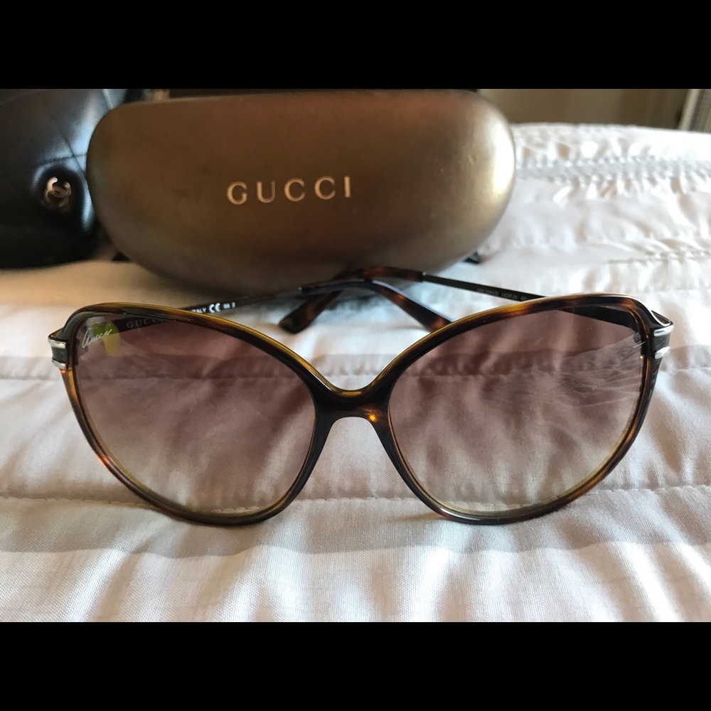Use Gucci sunglasses comes with case